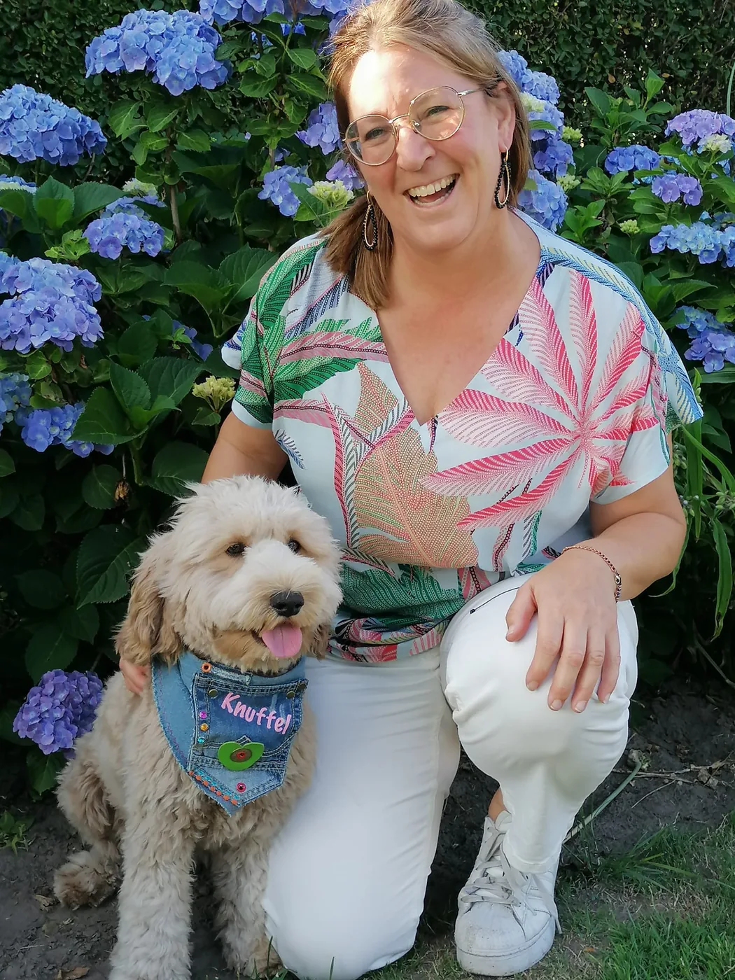 Marjan met Fee in de tuin