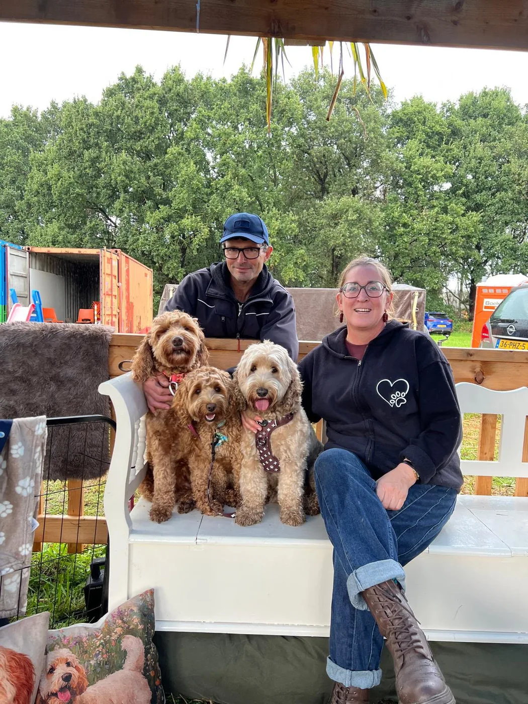 Walter en Marjan samen met Fee, Coco en Tess